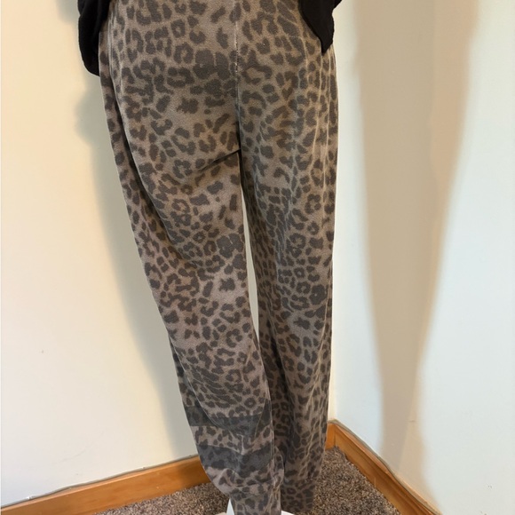 Sundry Leopard Print Joggers.26”inseam& relaxed fit.see detail on leg at bottom - Picture 3 of 6